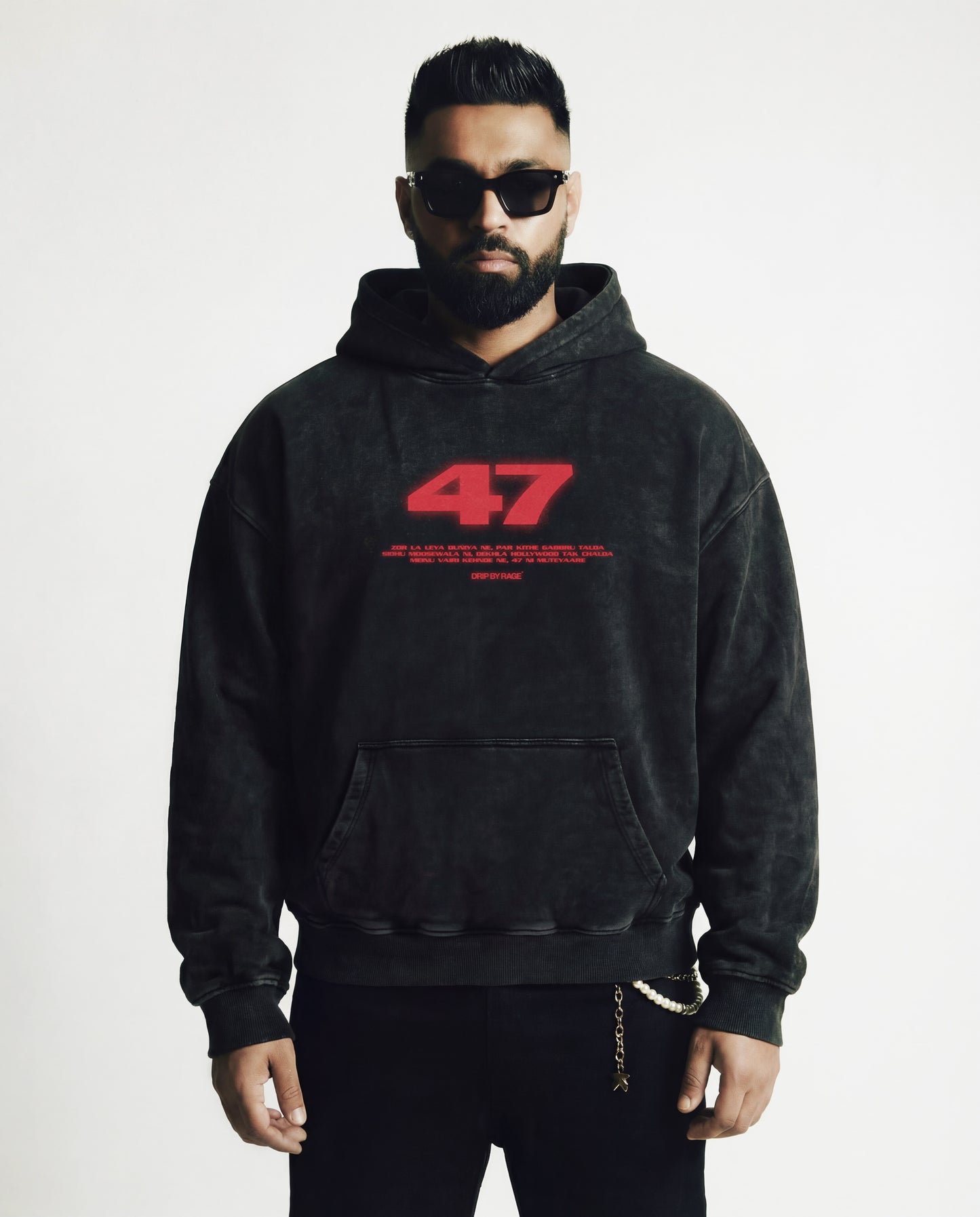 Sweat à capuche oversize délavé noir, édition rouge 47